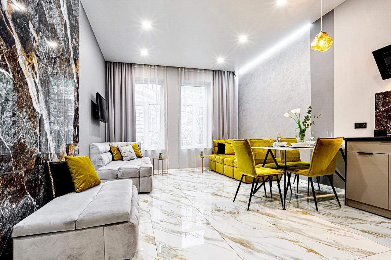 Family Residence Boutique Apartments Lviv Ngoại thất bức ảnh