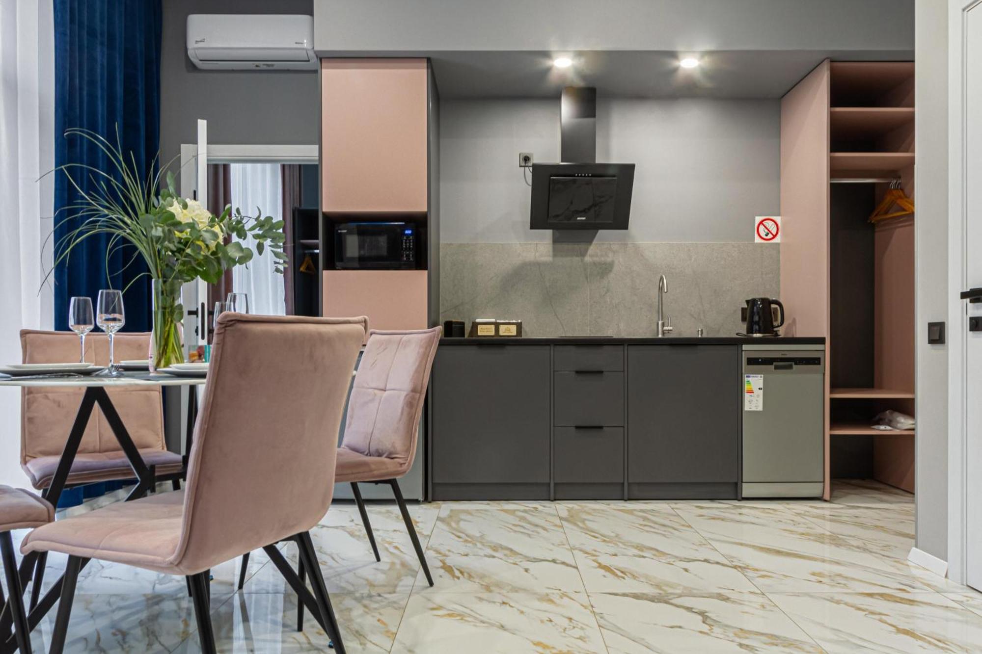 Family Residence Boutique Apartments Lviv Ngoại thất bức ảnh