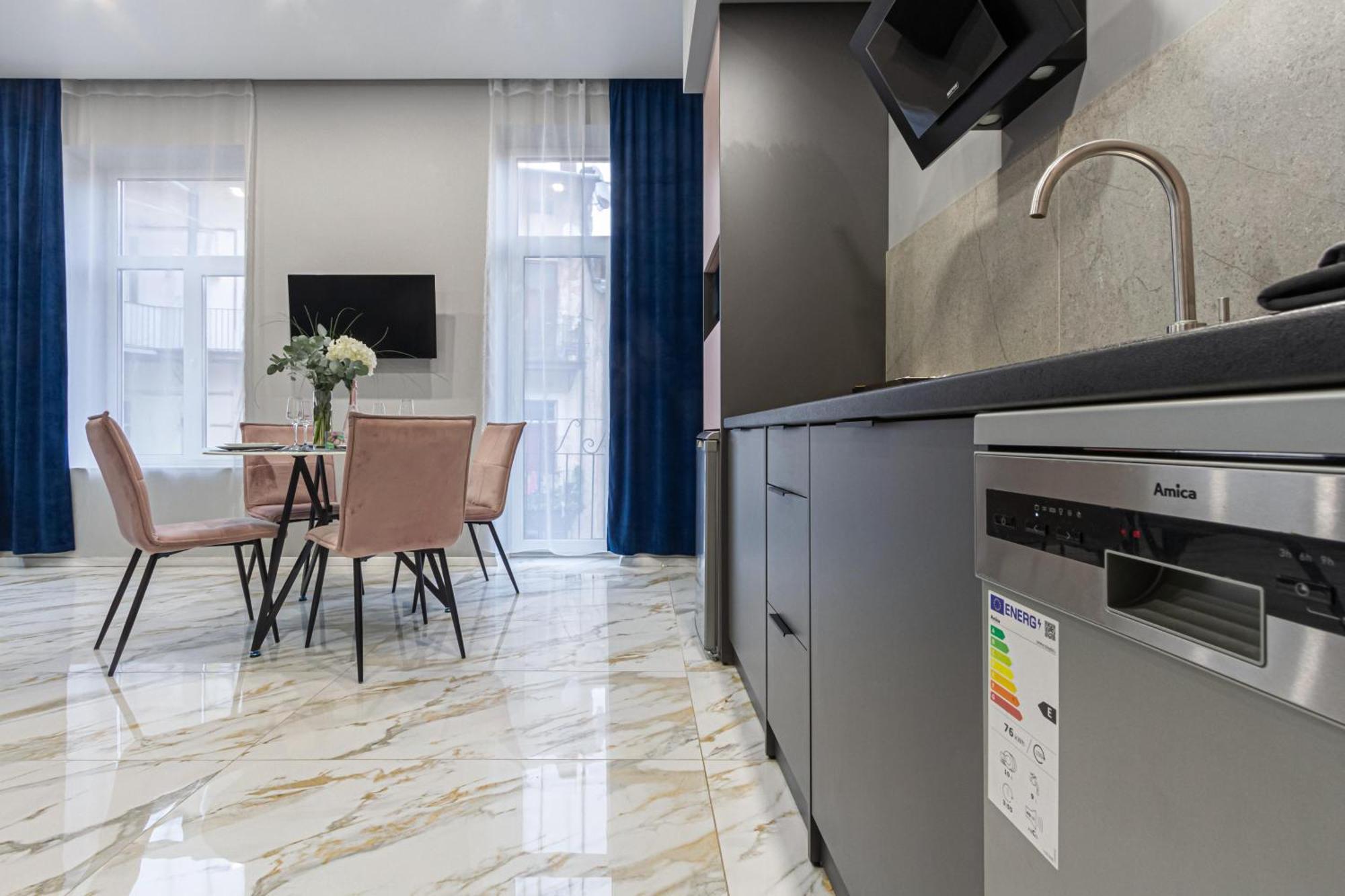Family Residence Boutique Apartments Lviv Ngoại thất bức ảnh